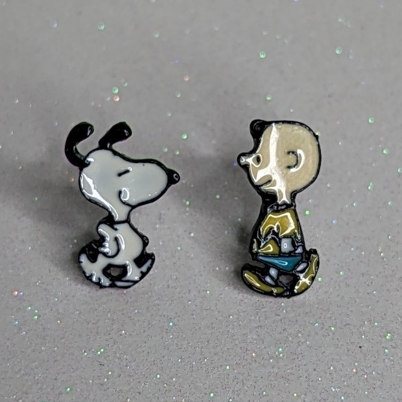 Charlie Brown and Snoopy acrylic stud earrings - Picture 6 of 6